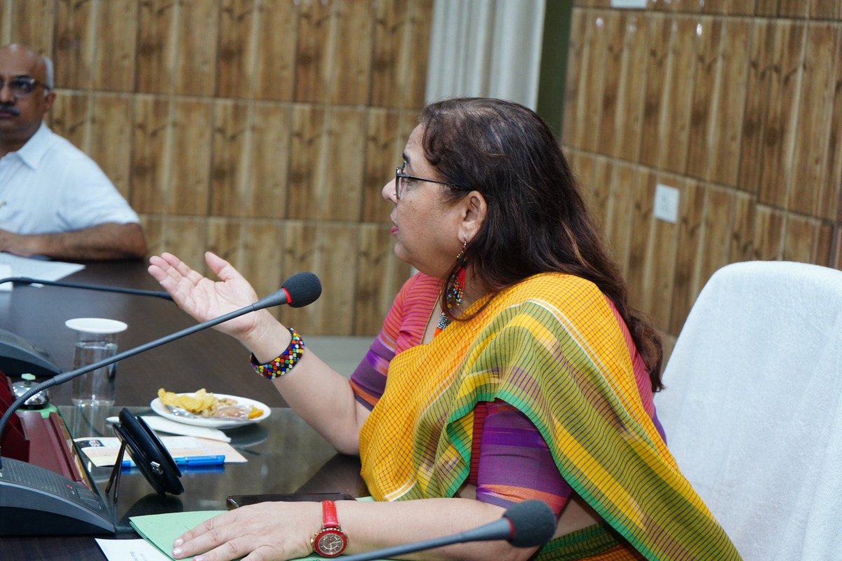 DDUGU_Official's tweet photo. माननीय कुलपति प्रो पूनम टंडन की अध्यक्षता में विश्वविद्यालय की कार्यपरिषद की बैठक में विश्वविद्यालय के शैक्षणिक, प्रशासनिक एवं विकासात्मक विषयों पर महत्वपूर्ण निर्णय लिए गए। https://t.co/1z0syEVxMu