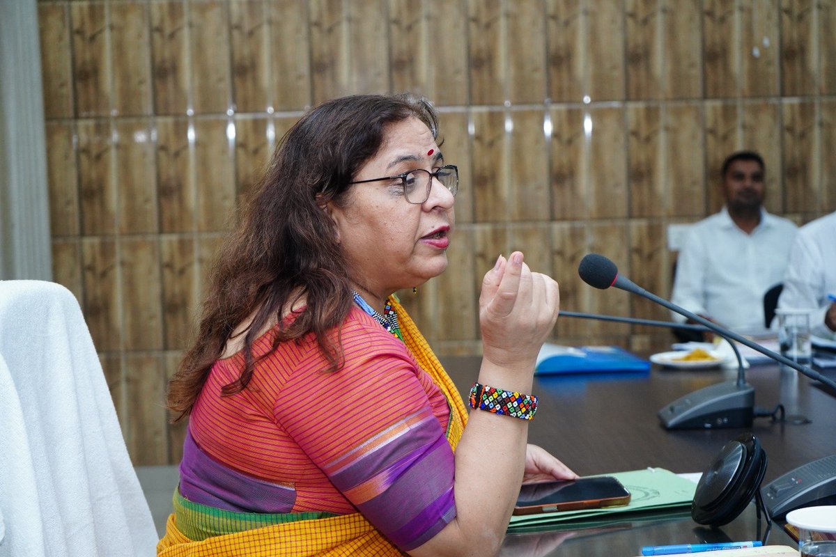 DDUGU_Official's tweet photo. माननीय कुलपति प्रो पूनम टंडन की अध्यक्षता में विश्वविद्यालय की कार्यपरिषद की बैठक में विश्वविद्यालय के शैक्षणिक, प्रशासनिक एवं विकासात्मक विषयों पर महत्वपूर्ण निर्णय लिए गए। https://t.co/1z0syEVxMu
