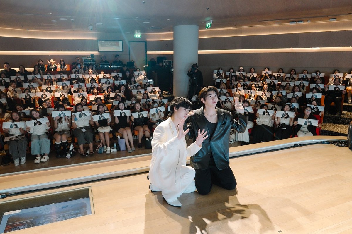 Hello_asian's tweet photo. Baby Bright ดึง TEETEEPOR นั่งแท่น Brand Ambassador ตอกย้ำทิศทางแบรนด์สู่ "Beauty Healthy Lifestyle" คนรุ่นใหม่

#BabyBright #ChemistryofKiss #TEETEEPOR #ตี๋ตี๋ป๋อ #VitadripLipBalm #TEETEEPORBABYBRIGHT

ผ่านพ้นไปอย่างอบอวลด้วยรอยยิ้มและความฟินกระจาย! สำหรับงานเปิดตัวสุด Exclusive Baby Bright “Chemistry of Kiss” with TEETEE-POR ณ Auditorium & Open Space ชั้น 6 True Digital Park ที่งานนี้แบรนด์เครื่องสำอาง T-Beauty ชั้นนำอย่าง Baby Bright เปิดตัวคู่ฮอต ‘ตี๋ตี๋’ วันพิชิต นิมิตภาคภูมิ และ ‘ป๋อ’ ศุภการ จิรโชติกุล (TEETEE-POR) ในฐานะ Brand Ambassador คนล่าสุดของกลุ่มผลิตภัณฑ์ Baby Bright Makeup (Lipstick)

บรรยากาศภายในงานเต็มไปด้วยความอบอุ่นและเป็นกันเองจากเหล่าลัคกี้แฟนที่มาร่วมสร้างปรากฏการณ์เคมีละมุน โดยมีไฮไลท์เด็ดที่ทำให้แฟนๆ ใจฟูไปตามๆ กัน เมื่อสองหนุ่ม ตี๋ตี๋ - ป๋อ มาแจกความน่ารักสดใส พร้อมร่วมพิสูจน์ริมฝีปากเนียนนุ่ม สุขภาพดี เป็นธรรมชาติ ชวนทุกคนสัมผัสประสบการณ์ปากฉ่ำโกลว์ไร้ริ้วรอยร่องปาก ด้วยไฮไลท์ไอเทมเด็ดอย่าง Vitadrip Intensive Lip Balm ลิปบาล์มเนื้อเนียนนุ่ม สูตรวีแกน 100% ที่อุดมด้วยสารสกัดเปปไทด์, โซเดียมไฮยาลูโรเนต และวิตามินอี ช่วยฟื้นบำรุงริมฝีปากแห้งกร้านให้กลับมากระจ่างใส อ่อนโยนปราศจากแอลกอฮอล์และพาราเบน มีให้เลือกฟินกันถึง 6 เฉดสี ได้แก่ 01 Lychee, 02 Peach, 03 Milkshake, 04 Watermelon, 05 Coffee และ 06 Cherry 

การเปิดตัว TEETEEPOR ในครั้งนี้ ไม่เพียงแต่เป็นการสร้างแรงบันดาลใจให้คนรุ่นใหม่สนุกกับการแต่งหน้าและกล้าแสดงออกในแบบของตัวเอง แต่ยังถือเดินหน้าสร้างความเคลื่อนไหวครั้งสำคัญในปี 2026 ปรับภาพลักษณ์แบรนด์จากแนวคิดของ Baby Bright ที่ปรับภาพลักษณ์แบรนด์ครั้งใหญ่จากแนวคิด "Gift From Nature" สู่ "Beauty Healthy Lifestyle" สะท้อนมุมมองความงามยุคใหม่ที่ไม่ได้จำกัดแค่การแต่งหน้า แต่คือการดูแลตัวเอง การเสริมสร้างความมั่นใจ และการใช้ชีวิตอย่างมีสไตล์ในทุกวัน

การปรับภาพลักษณ์ครั้งนี้สะท้อนวิสัยทัศน์ของ Baby Bright  หนึ่งใน T-Beauty ชั้นนำ ในการก้าวสู่การเป็นแบรนด์ที่เชื่อมโยงกับไลฟ์สไตล์ของผู้บริโภครุ่นใหม่ ผ่านการพัฒนาผลิตภัณฑ์ที่ตอบโจทย์ทั้งคุณภาพ เทรนด์ความงาม และการใช้งานจริงในชีวิตประจำวัน พร้อมส่งเสริมให้การแต่งหน้าเป็นส่วนหนึ่งของการดูแลตัวเองและการแสดงออกถึงตัวตนอย่างมั่นใจ โดยประเดิมทิศทางใหม่ของแบรนด์ด้วยการเปิดตัว TEETEEPOR เป็น Brand Ambassador คนใหม่ของผลิตภัณฑ์ลิปสติก

ตลอดหลายปีที่ผ่านมา Baby Bright ได้สร้างความแข็งแกร่งในฐานะแบรนด์ T-Beauty ที่ได้รับความไว้วางใจจากผู้บริโภคทั้งในหมวดเมคอัพ และสกินแคร์ พร้อมได้รับความสนใจจากศิลปิน นักร้อง และบุคคลในวงการบันเทิงเกาหลีที่เลือกใช้ผลิตภัณฑ์ของแบรนด์ในการแต่งหน้าอาธิ หนิงหนิง Aespa และ Angelababy สะท้อนถึงคุณภาพของผลิตภัณฑ์ที่ตอบโจทย์การใช้งานจริง ทั้งด้านประสิทธิภาพ เนื้อสัมผัส สีสัน และผลลัพธ์ของเมกอัพที่สวยติดทน

ความเชื่อมั่นดังกล่าวสะท้อนศักยภาพของ Baby Bright ในการพัฒนาผลิตภัณฑ์ที่มีคุณภาพและสามารถตอบโจทย์มาตรฐานสินค้าระดับสากลควบคู่กับการสร้างสรรค์ผลิตภัณฑ์ที่สอดรับกับเทรนด์ความงามของเอเชียอย่างต่อเนื่องส่งผลให้แบรนด์ก้าวขึ้นเป็นหนึ่งในแบรนด์ สัญชาติไทยที่ได้รับการยอมรับ และพร้อมแข่งขันในตลาดความงามระดับภูมิภาคและระดับสากล
เรียกได้ว่างาน Baby Bright “Chemistry of Kiss” ไม่เพียงแต่สร้างความประทับใจและเติมเต็มความฟินให้กับแฟนๆ อย่างครบรส แต่ยังเป็นก้าวสำคัญที่สะท้อนว่า Baby Bright พร้อมแล้วที่จะเป็นส่วนหนึ่งในไลฟ์สไตล์ความงามของคนรุ่นใหม่ในทุกๆ วัน
