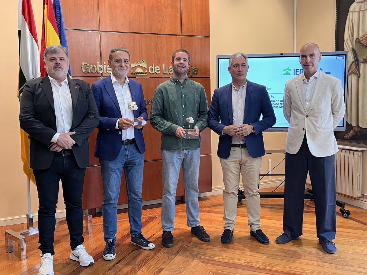 lariojaorg's tweet photo. 🙇🏻‍♂️ El Gobierno de La Rioja entrega los Premios de Investigación del @InstitutoIER a Roberto Rodríguez Andrés y David Labarga Varona.

🖇️ Info: https://t.co/euhc1L135X https://t.co/12HIFSt7vM