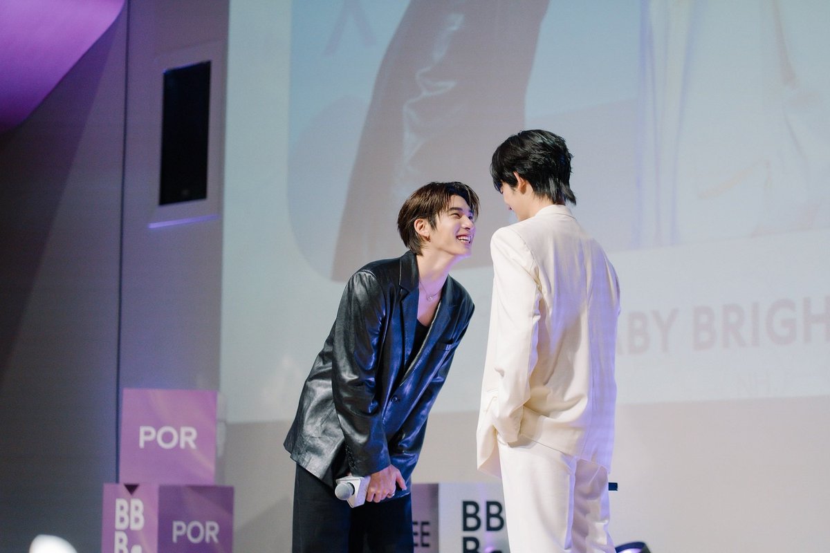 Hello_asian's tweet photo. Baby Bright ดึง TEETEEPOR นั่งแท่น Brand Ambassador ตอกย้ำทิศทางแบรนด์สู่ "Beauty Healthy Lifestyle" คนรุ่นใหม่

#BabyBright #ChemistryofKiss #TEETEEPOR #ตี๋ตี๋ป๋อ #VitadripLipBalm #TEETEEPORBABYBRIGHT

ผ่านพ้นไปอย่างอบอวลด้วยรอยยิ้มและความฟินกระจาย! สำหรับงานเปิดตัวสุด Exclusive Baby Bright “Chemistry of Kiss” with TEETEE-POR ณ Auditorium & Open Space ชั้น 6 True Digital Park ที่งานนี้แบรนด์เครื่องสำอาง T-Beauty ชั้นนำอย่าง Baby Bright เปิดตัวคู่ฮอต ‘ตี๋ตี๋’ วันพิชิต นิมิตภาคภูมิ และ ‘ป๋อ’ ศุภการ จิรโชติกุล (TEETEE-POR) ในฐานะ Brand Ambassador คนล่าสุดของกลุ่มผลิตภัณฑ์ Baby Bright Makeup (Lipstick)

บรรยากาศภายในงานเต็มไปด้วยความอบอุ่นและเป็นกันเองจากเหล่าลัคกี้แฟนที่มาร่วมสร้างปรากฏการณ์เคมีละมุน โดยมีไฮไลท์เด็ดที่ทำให้แฟนๆ ใจฟูไปตามๆ กัน เมื่อสองหนุ่ม ตี๋ตี๋ - ป๋อ มาแจกความน่ารักสดใส พร้อมร่วมพิสูจน์ริมฝีปากเนียนนุ่ม สุขภาพดี เป็นธรรมชาติ ชวนทุกคนสัมผัสประสบการณ์ปากฉ่ำโกลว์ไร้ริ้วรอยร่องปาก ด้วยไฮไลท์ไอเทมเด็ดอย่าง Vitadrip Intensive Lip Balm ลิปบาล์มเนื้อเนียนนุ่ม สูตรวีแกน 100% ที่อุดมด้วยสารสกัดเปปไทด์, โซเดียมไฮยาลูโรเนต และวิตามินอี ช่วยฟื้นบำรุงริมฝีปากแห้งกร้านให้กลับมากระจ่างใส อ่อนโยนปราศจากแอลกอฮอล์และพาราเบน มีให้เลือกฟินกันถึง 6 เฉดสี ได้แก่ 01 Lychee, 02 Peach, 03 Milkshake, 04 Watermelon, 05 Coffee และ 06 Cherry 

การเปิดตัว TEETEEPOR ในครั้งนี้ ไม่เพียงแต่เป็นการสร้างแรงบันดาลใจให้คนรุ่นใหม่สนุกกับการแต่งหน้าและกล้าแสดงออกในแบบของตัวเอง แต่ยังถือเดินหน้าสร้างความเคลื่อนไหวครั้งสำคัญในปี 2026 ปรับภาพลักษณ์แบรนด์จากแนวคิดของ Baby Bright ที่ปรับภาพลักษณ์แบรนด์ครั้งใหญ่จากแนวคิด "Gift From Nature" สู่ "Beauty Healthy Lifestyle" สะท้อนมุมมองความงามยุคใหม่ที่ไม่ได้จำกัดแค่การแต่งหน้า แต่คือการดูแลตัวเอง การเสริมสร้างความมั่นใจ และการใช้ชีวิตอย่างมีสไตล์ในทุกวัน

การปรับภาพลักษณ์ครั้งนี้สะท้อนวิสัยทัศน์ของ Baby Bright  หนึ่งใน T-Beauty ชั้นนำ ในการก้าวสู่การเป็นแบรนด์ที่เชื่อมโยงกับไลฟ์สไตล์ของผู้บริโภครุ่นใหม่ ผ่านการพัฒนาผลิตภัณฑ์ที่ตอบโจทย์ทั้งคุณภาพ เทรนด์ความงาม และการใช้งานจริงในชีวิตประจำวัน พร้อมส่งเสริมให้การแต่งหน้าเป็นส่วนหนึ่งของการดูแลตัวเองและการแสดงออกถึงตัวตนอย่างมั่นใจ โดยประเดิมทิศทางใหม่ของแบรนด์ด้วยการเปิดตัว TEETEEPOR เป็น Brand Ambassador คนใหม่ของผลิตภัณฑ์ลิปสติก

ตลอดหลายปีที่ผ่านมา Baby Bright ได้สร้างความแข็งแกร่งในฐานะแบรนด์ T-Beauty ที่ได้รับความไว้วางใจจากผู้บริโภคทั้งในหมวดเมคอัพ และสกินแคร์ พร้อมได้รับความสนใจจากศิลปิน นักร้อง และบุคคลในวงการบันเทิงเกาหลีที่เลือกใช้ผลิตภัณฑ์ของแบรนด์ในการแต่งหน้าอาธิ หนิงหนิง Aespa และ Angelababy สะท้อนถึงคุณภาพของผลิตภัณฑ์ที่ตอบโจทย์การใช้งานจริง ทั้งด้านประสิทธิภาพ เนื้อสัมผัส สีสัน และผลลัพธ์ของเมกอัพที่สวยติดทน

ความเชื่อมั่นดังกล่าวสะท้อนศักยภาพของ Baby Bright ในการพัฒนาผลิตภัณฑ์ที่มีคุณภาพและสามารถตอบโจทย์มาตรฐานสินค้าระดับสากลควบคู่กับการสร้างสรรค์ผลิตภัณฑ์ที่สอดรับกับเทรนด์ความงามของเอเชียอย่างต่อเนื่องส่งผลให้แบรนด์ก้าวขึ้นเป็นหนึ่งในแบรนด์ สัญชาติไทยที่ได้รับการยอมรับ และพร้อมแข่งขันในตลาดความงามระดับภูมิภาคและระดับสากล
เรียกได้ว่างาน Baby Bright “Chemistry of Kiss” ไม่เพียงแต่สร้างความประทับใจและเติมเต็มความฟินให้กับแฟนๆ อย่างครบรส แต่ยังเป็นก้าวสำคัญที่สะท้อนว่า Baby Bright พร้อมแล้วที่จะเป็นส่วนหนึ่งในไลฟ์สไตล์ความงามของคนรุ่นใหม่ในทุกๆ วัน
