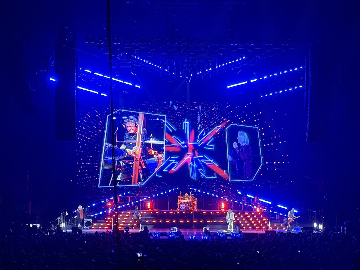 socantom's tweet photo. @Mikehomeseller Def leppard of course https://t.co/WXJCLYo6H3