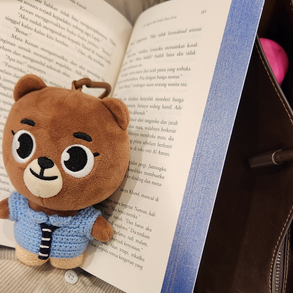 anrchive_'s tweet photo. Nyempil jadi bookmark📖🤏 https://t.co/Q8LL4K4fZN