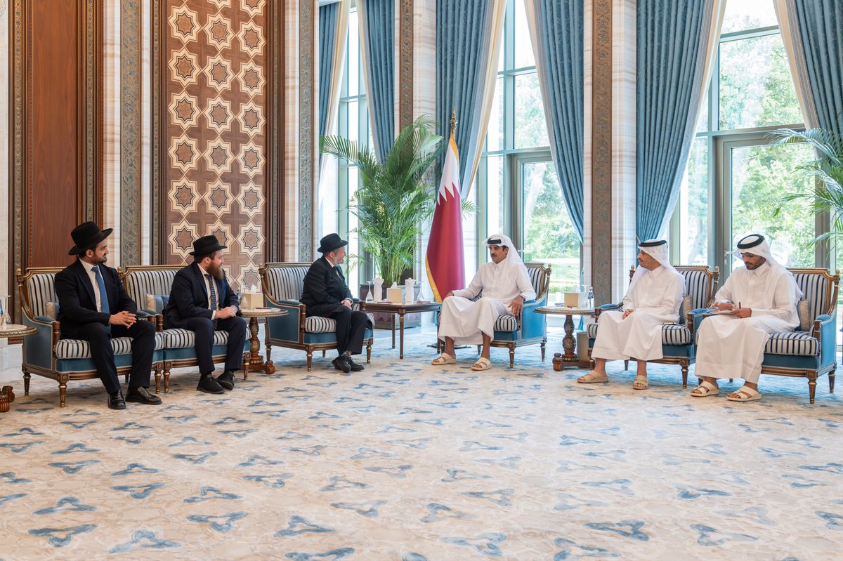 AmiriDiwan's tweet photo. سمو الأمير المفدى يستقبل سعادة الحاخام مندي شيتريك رئيس تحالف الحاخامات في الدول الإسلامية والوفد المرافق، الذي قدم التعازي لسموه في وفاة المغفور له بإذن الله صاحب السمو الأمير الوالد الشيخ حمد بن خليفة آل ثاني، وذلك في مكتب سموه بقصر لوسيل. https://t.co/7T74oBIUqM https://t.co/2V3IUR4a9V