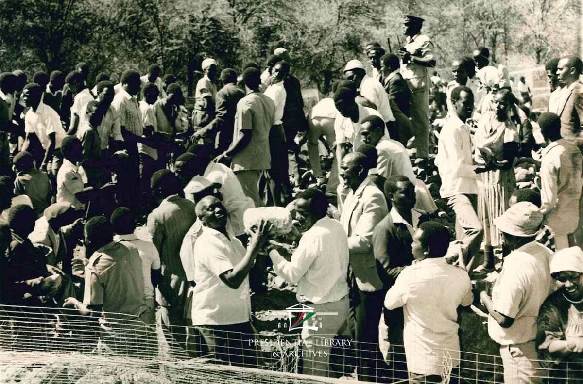 OPLMKe's tweet photo. MEMORIES MONDAY | Building against erosion
President Daniel arap Moi joins local residents in building gabions to combat soil erosion along river Chemeron in Baringo District on March 11, 1989. The hands-on exercise reflected the importance placed on community participation in protecting the land and conserving the environment.