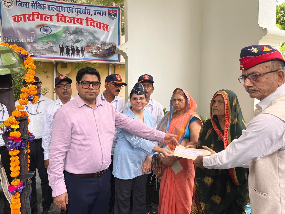 dmunnao's tweet photo. जिलाधिकारी की अध्यक्षता में जिला सैनिक कल्याण एवं पुनर्वास कार्यालय, उन्नाव में "27 वां कारगिल विजय दिवस कार्यक्रम" का भव्य आयोजन किया गया। इस अवसर शहीदों के सम्मान में सैनिकों एवं उनके परिवारों के साथ केक काटकर उन्हें याद किया गया @PMOIndia @InfoDeptUP @myogiadityanath https://t.co/dItqmafbFA