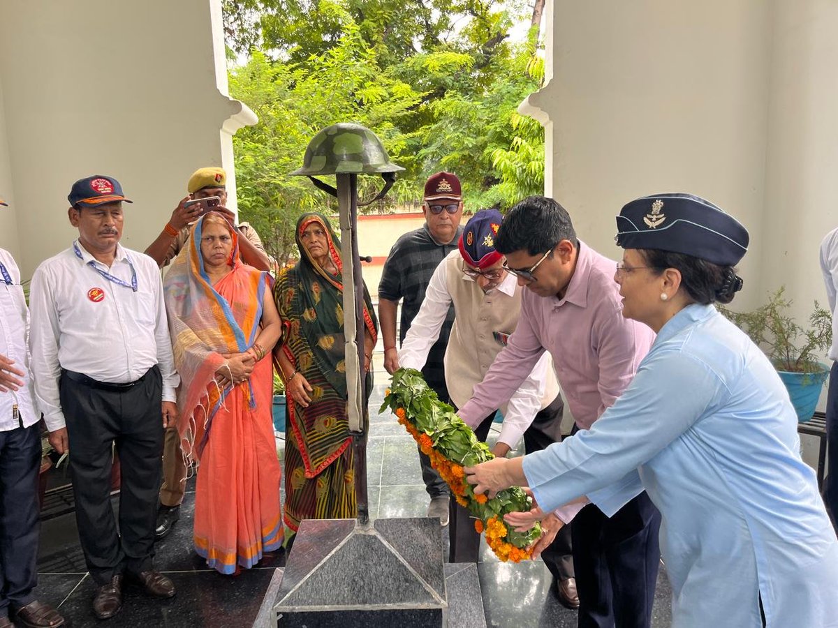 dmunnao's tweet photo. जिलाधिकारी की अध्यक्षता में जिला सैनिक कल्याण एवं पुनर्वास कार्यालय, उन्नाव में "27 वां कारगिल विजय दिवस कार्यक्रम" का भव्य आयोजन किया गया। इस अवसर शहीदों के सम्मान में सैनिकों एवं उनके परिवारों के साथ केक काटकर उन्हें याद किया गया @PMOIndia @InfoDeptUP @myogiadityanath https://t.co/dItqmafbFA