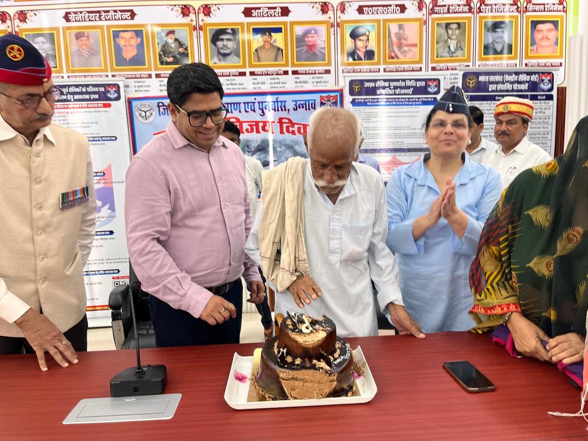dmunnao's tweet photo. जिलाधिकारी की अध्यक्षता में जिला सैनिक कल्याण एवं पुनर्वास कार्यालय, उन्नाव में "27 वां कारगिल विजय दिवस कार्यक्रम" का भव्य आयोजन किया गया। इस अवसर शहीदों के सम्मान में सैनिकों एवं उनके परिवारों के साथ केक काटकर उन्हें याद किया गया @PMOIndia @InfoDeptUP @myogiadityanath https://t.co/dItqmafbFA