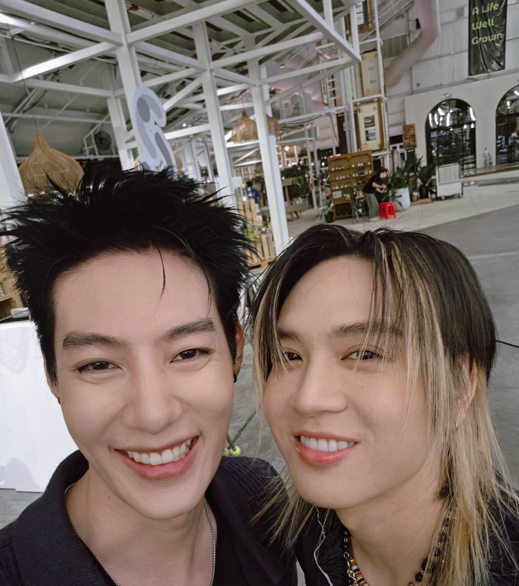 Triparn11664796's tweet photo. From the announcement to the day of shoot...6  LONG  MONTHS OF WAIT🫠🫠🫠
All worth it...⚡️🐰❤️🩵🌊☀️🎬🐦‍⬛

The Crow Club Q1 
#อีกาสมาคมเปิดกล้อง #SailubPon #SeaSun https://t.co/BsGEuztPtD