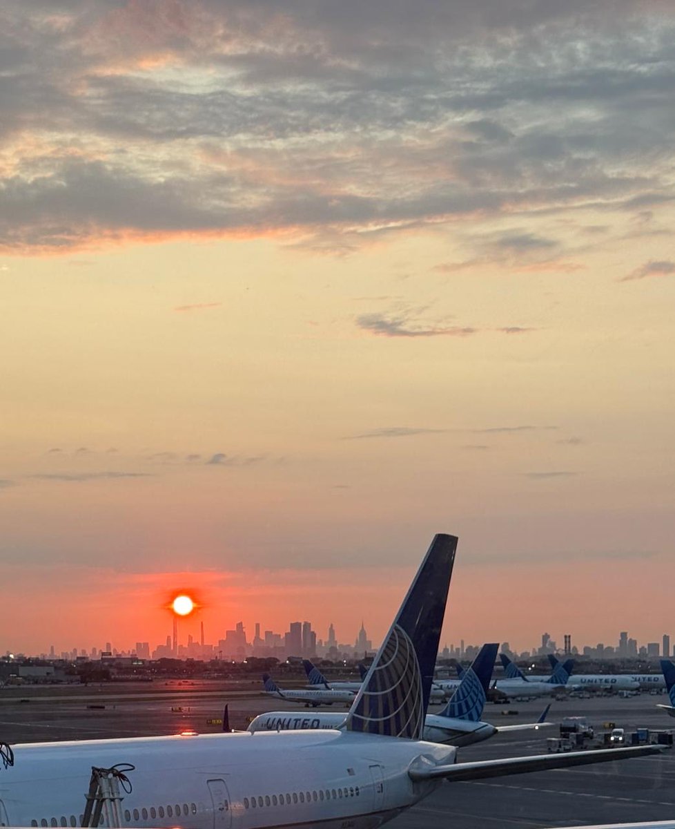 VicCD1's tweet photo. @united beautiful day. https://t.co/Q4F28jJANg