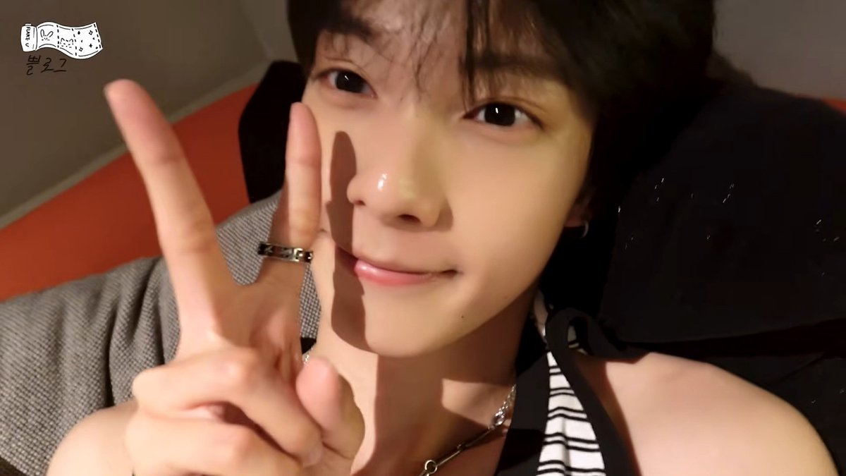 chlflqdn__'s tweet photo. 립우 너무 이뻐서 지금 ㅇㅎㅈ남편됨 https://t.co/W7adetEVGW