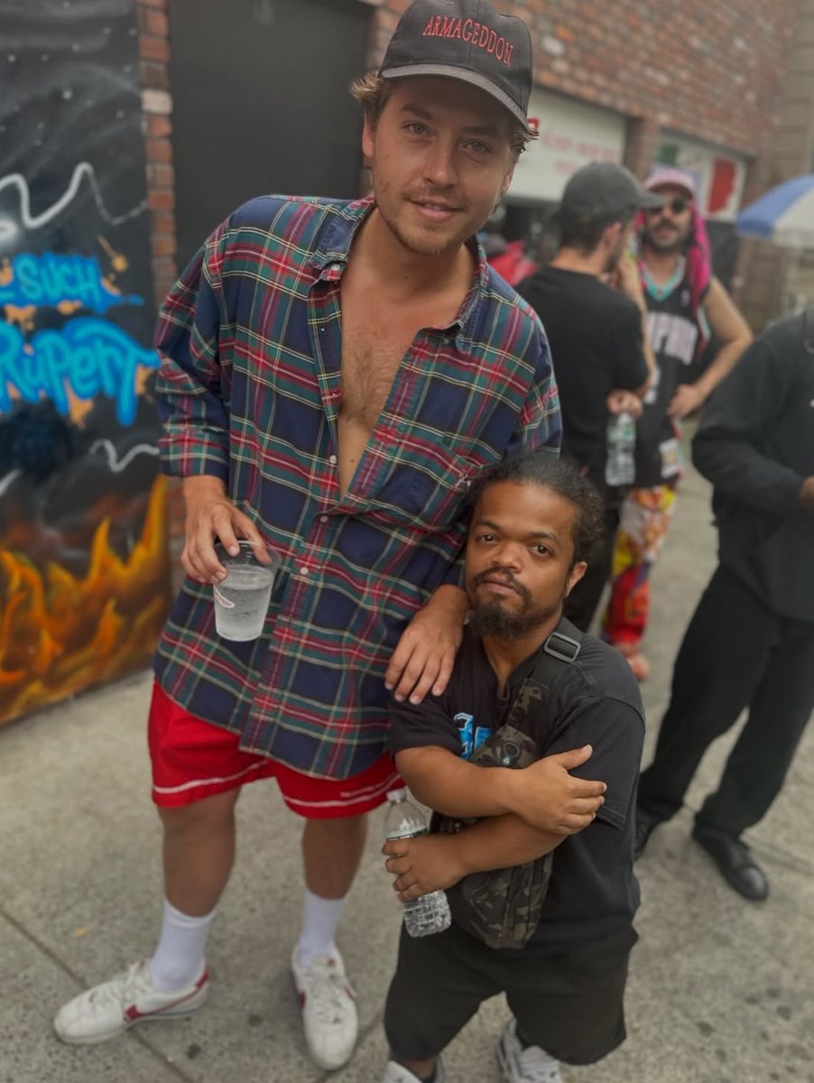 dusvive's tweet photo. Cole Sprouse em New York https://t.co/Cd6pywKame