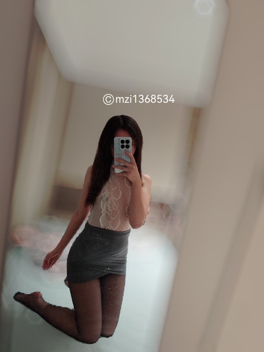 mzi1368534's tweet photo. 老婆穿着包臀裙对镜发骚
忍不住了，拉过来口爆
#制服 #黑丝 #凌辱
#绿色 #淫妻 #口爆 https://t.co/DYNWAdutoF