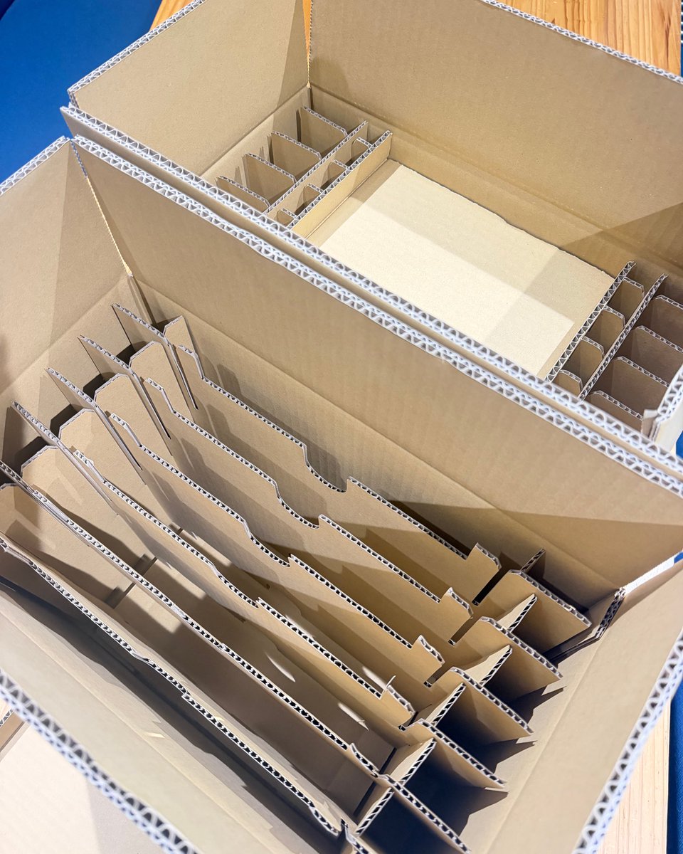 Teisuidou's tweet photo. ⁡
＼ 📦修理の前にある”ひと手間”を、もっとラクに💻／

GIGAスクール第2期が始まり、自治体単位で複数台の修理をご依頼いただく機会が増えています。

複数台を梱包して発送する作業は、意外と時間も手間もかかるもの。

そこで私たちは、一度に複数台を、安全かつスピーディーに発送できる専用の通い箱を製作しました。

✅ 端末同士が接触しにくい専用設計
✅ 複数台をまとめて発送可能
✅ 梱包作業をよりシンプルに、よりスムーズに

修理サービスは、端末を直すことだけではありません。

「送る」「預かる」「返す」まで含めて、お客様にとって使いやすいサービスであること。

これからも学校・自治体の皆さまの声を大切にしながら、現場の負担を少しでも減らせるサービスづくりに取り組んでまいります。

＃滋野堤水堂
＃教育
＃前橋
＃GIGA
＃ジーヤ