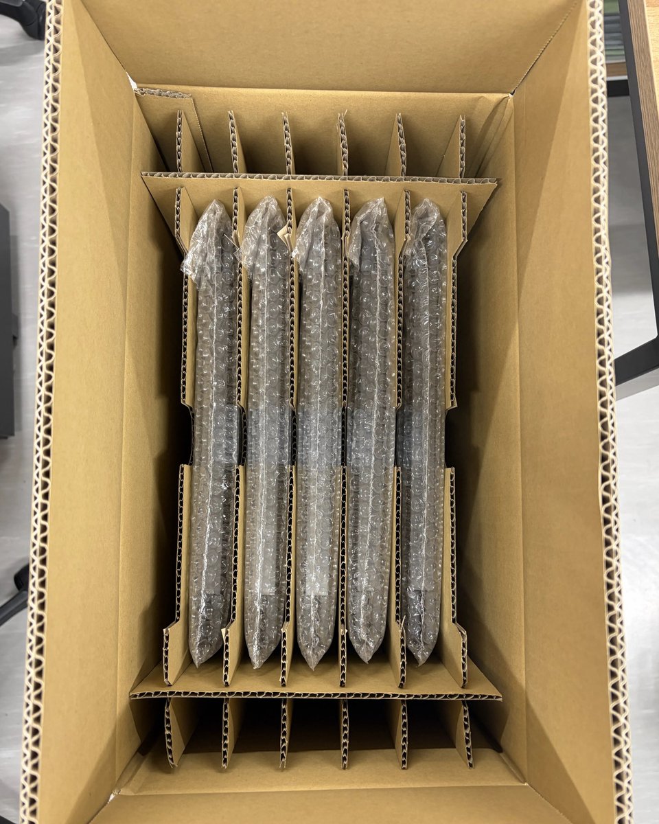 Teisuidou's tweet photo. ⁡
＼ 📦修理の前にある”ひと手間”を、もっとラクに💻／

GIGAスクール第2期が始まり、自治体単位で複数台の修理をご依頼いただく機会が増えています。

複数台を梱包して発送する作業は、意外と時間も手間もかかるもの。

そこで私たちは、一度に複数台を、安全かつスピーディーに発送できる専用の通い箱を製作しました。

✅ 端末同士が接触しにくい専用設計
✅ 複数台をまとめて発送可能
✅ 梱包作業をよりシンプルに、よりスムーズに

修理サービスは、端末を直すことだけではありません。

「送る」「預かる」「返す」まで含めて、お客様にとって使いやすいサービスであること。

これからも学校・自治体の皆さまの声を大切にしながら、現場の負担を少しでも減らせるサービスづくりに取り組んでまいります。

＃滋野堤水堂
＃教育
＃前橋
＃GIGA
＃ジーヤ