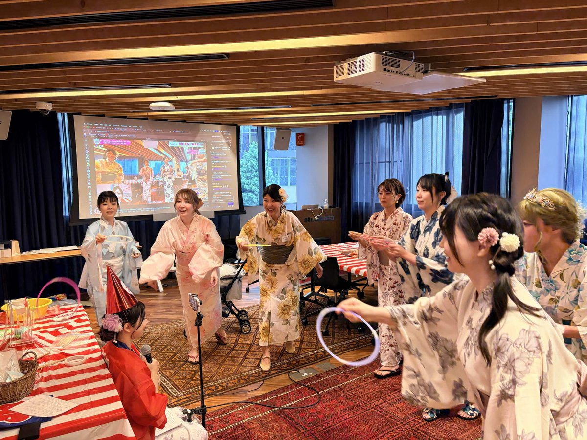 yurina_jpg's tweet photo. ２回戦目は「ニンゲン輪投げ」⁉️

まさかの私が的になって、ワイフたちに輪投げしてもらいました‼️ｗｗｗ
怖いかと思ったけど、輪が入った瞬間なぜかめっちゃうれしかった🤣

惜しくもみぃちゃん、えりちゃん、やのえなちゃんがここで敗退でした、GJ🥲💗
#WAIFUPARTY https://t.co/kUYyUJnuMW