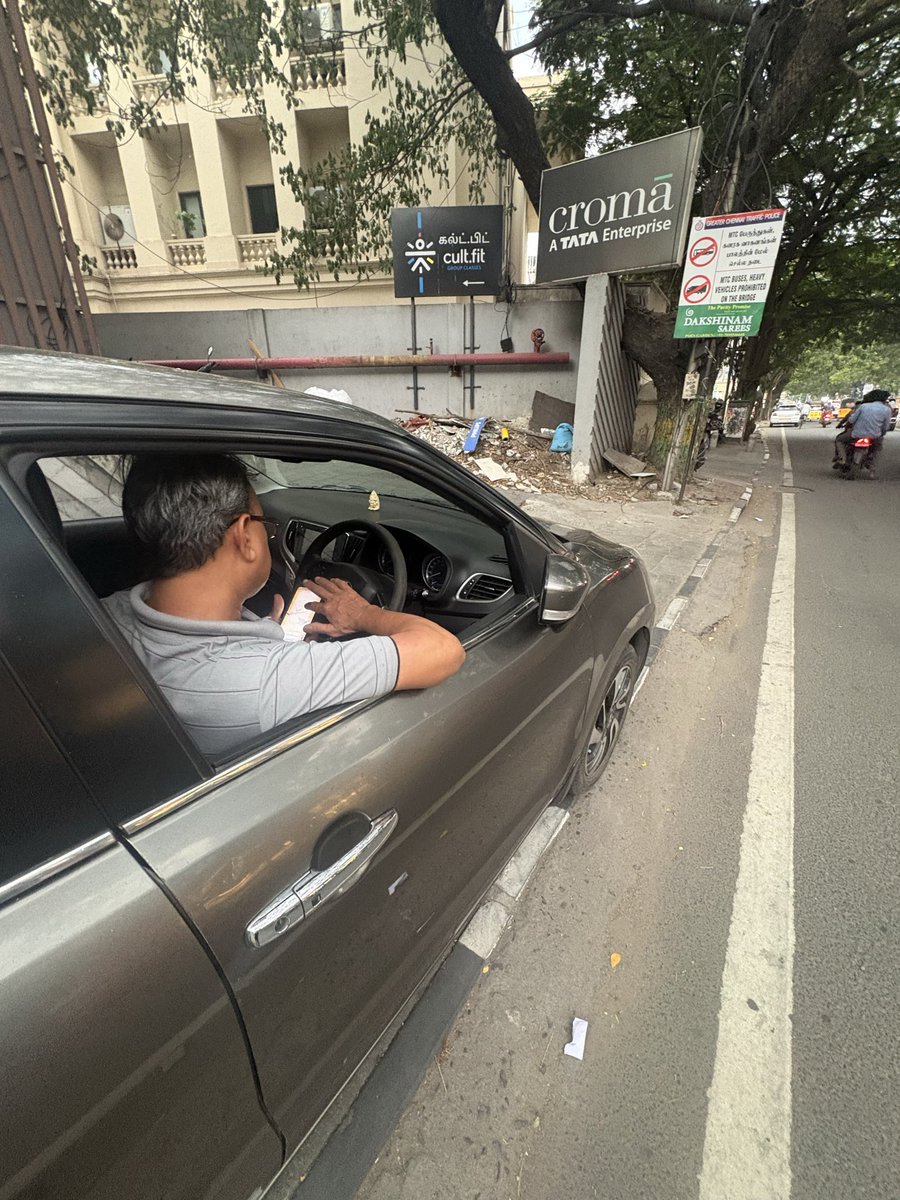 venky210's tweet photo. @ChennaiTraffic @chennaipolice_  TTK road, outside croma. Happily parked on pavement and driver refusing to move. Becoming a routine here. Pedestrians risking their lives to walk on the busy road. https://t.co/mjDHOQGkZQ