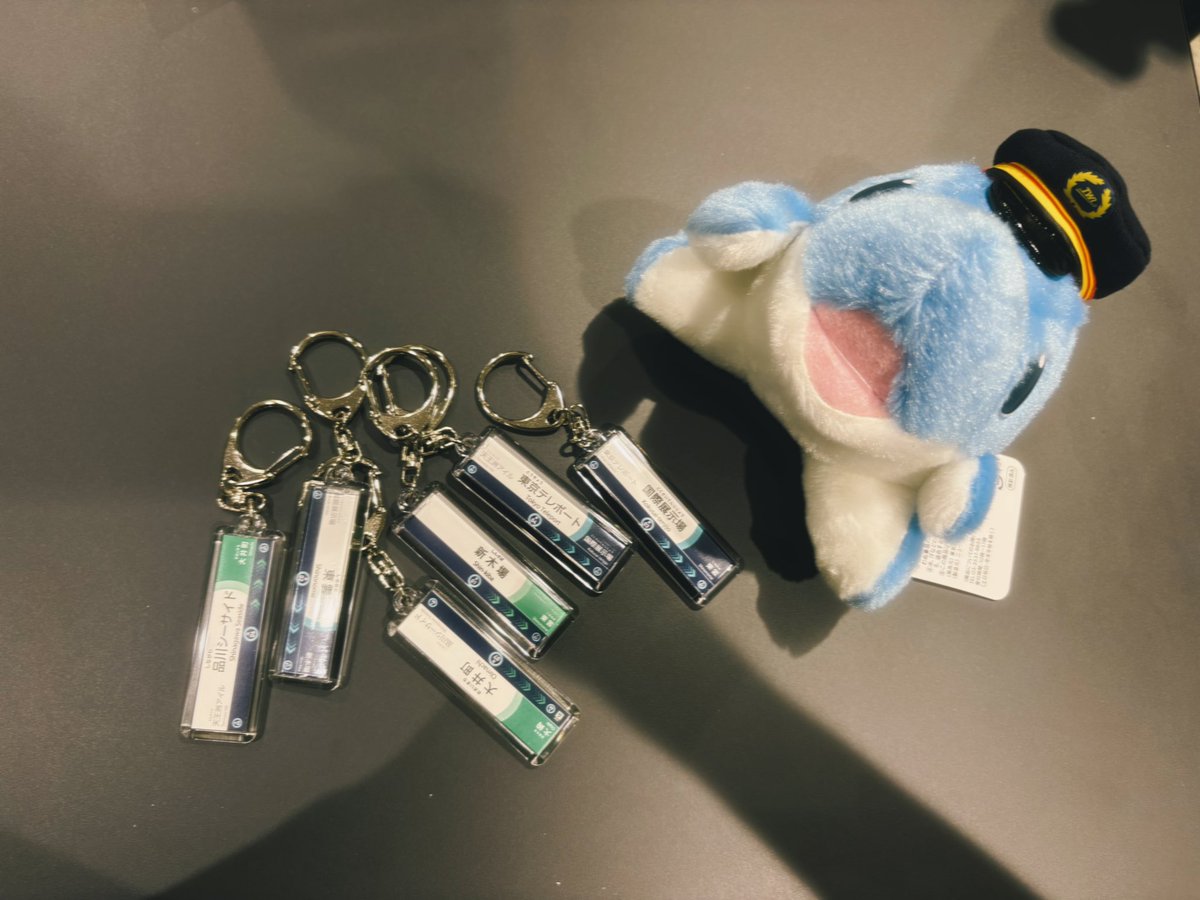 NomotoHotaru's tweet photo. 事務所に、りんかい線からお届け物が。

何かと思ったら、私が天王洲アイルキーホルダーをかわいいって載せた事への、
りんかる🐬と駅務係東雲れにさん🚃からのプレゼントでした 😂😂

えーーーー！
うれしい！！ほんで駅名キーホルダーたくさん！！！笑

ありがとうございます！

#りんかい線 https://t.co/xneQiyTuAf