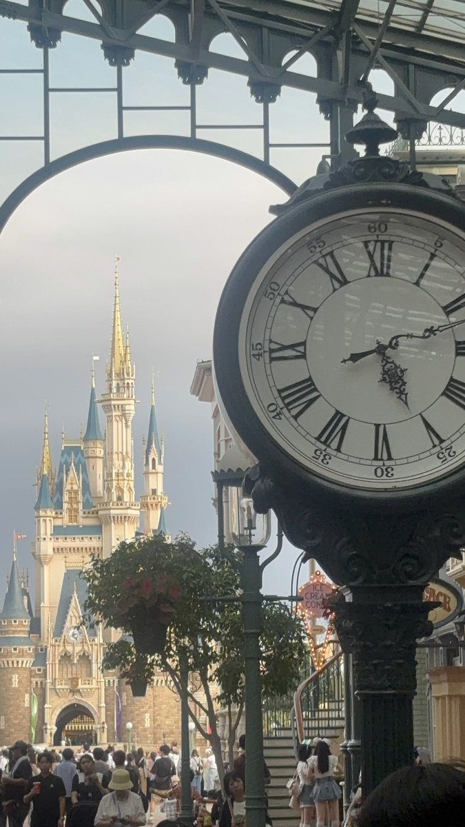 cooomuta's tweet photo. いつぞやの仕事終わり不穏な天気Disney🏰🚀💫 https://t.co/uj5zqFd5Tl