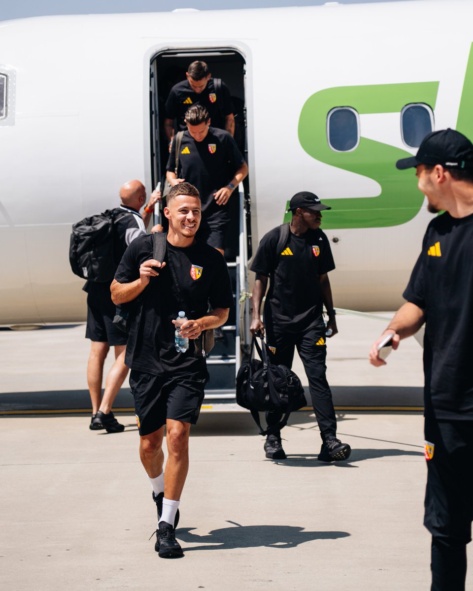 RCLens's tweet photo. 𝐶𝑖𝑎𝑜 𝐼𝑡𝑎𝑙𝑖𝑎 👋

Le groupe de Dino Toppmöller est bien arrivé de l'autre côté des Alpes. ⛰️

#𝑪𝒐̂𝒎𝒆Together https://t.co/gJxrVoxAmv