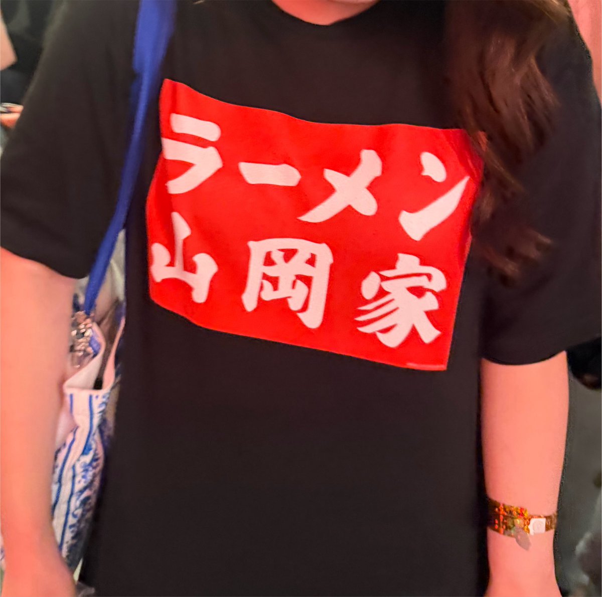 MAL_mile1023's tweet photo. 連番相手、練り歩きの時に佐野勇斗になにそれ？って山岡家のTシャツ凝視されて話しかけられてクソおもろいwwwwww
こっちまで降りてくる動線じゃなかったのにwww
柔太朗！！柔太朗推し！！劇場版！！って叫んだら聞こえなかったらしくわざわざイヤモニ外してくれてなに？なに？あーーねって去っていった https://t.co/RffmE0sMxH