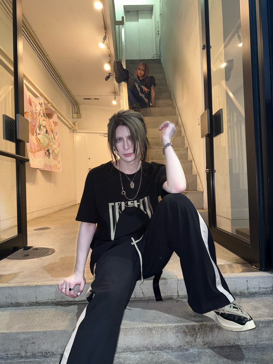 gravi_rikuto's tweet photo. 今日はインストアイベントありがとうございました。
衣装の話が脱線しまくってて
面白かったね笑

後ろでかっこつけてるのだるすぎる🤦‍♂️ https://t.co/CL3T5dhmGk