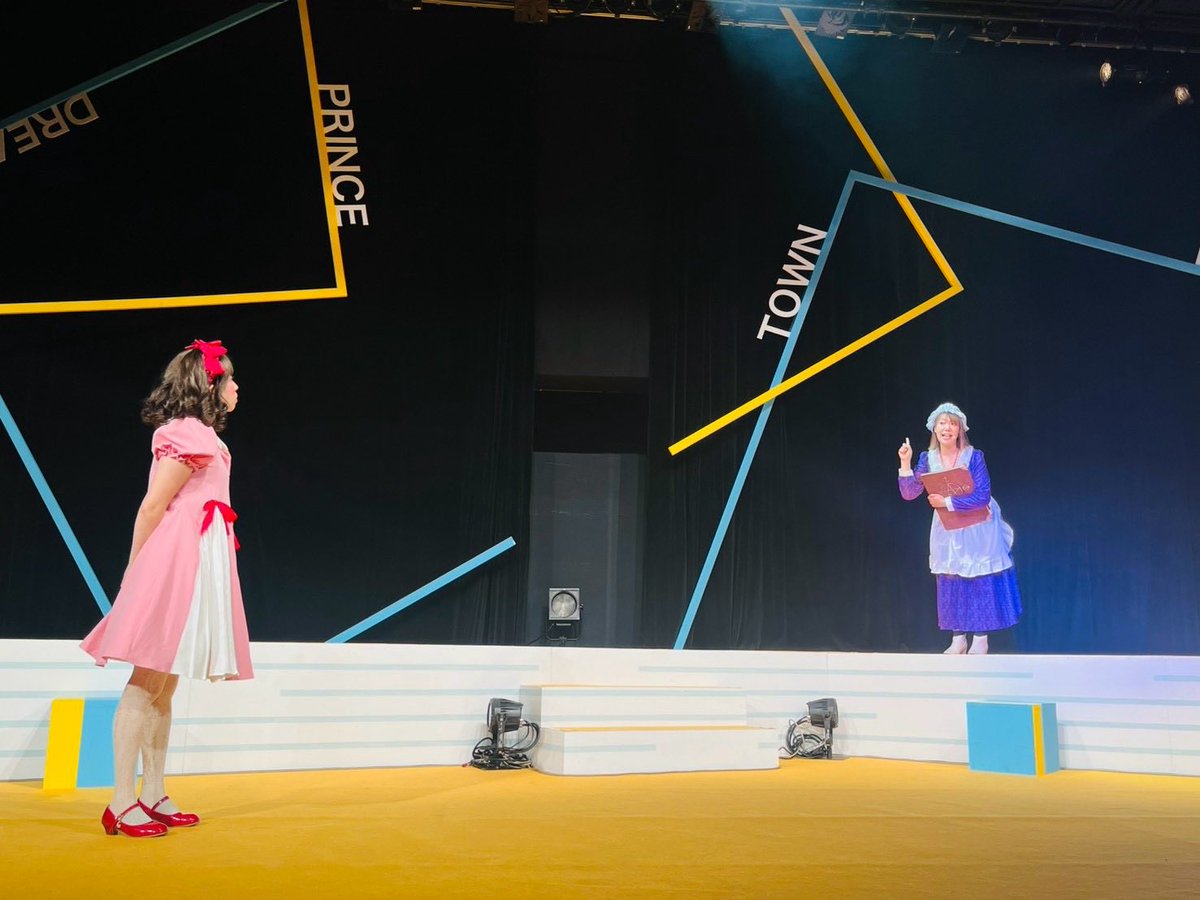 bisco1226's tweet photo. #もえぎ色ワンダー
こんなかわいらしい、しかも絵本の登場人物の女の子の役をいただいて、絵本大好きだから嬉しかった！貴重な機会に感謝！！
公演後に子供と手を繋いで歩いたらお客様に関係を聞かれて、息子ですって言ったらびっくりしてた！ブロッサムの服着て小3男子連れてたらびっくりだよね！笑 https://t.co/IDLZQRFsDu