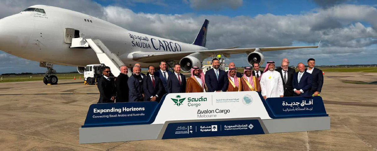 farooi's tweet photo. السعودية للشحن تُطلق خطاً مباشراً جديداً بين الرياض وملبورن ✈️

الخط يربط الرياض وملبورن باستخدام طائرة شحن من طراز بوينغ 747 بسعة تتجاوز 100 طن، في خطوة تعزز الربط اللوجستي المباشر بين المملكة وأستراليا 🇸🇦🇦🇺

📍سيدعم المسار الجديد حركة التجارة وسلاسل الإمداد، مع توفير حلول لنقل المواد سريعة التلف، والأدوية، والمعدات الصناعية، وشحنات التجارة الإلكترونية، بما يسهم في توسيع حضور الصادرات السعودية في العالم 🌍