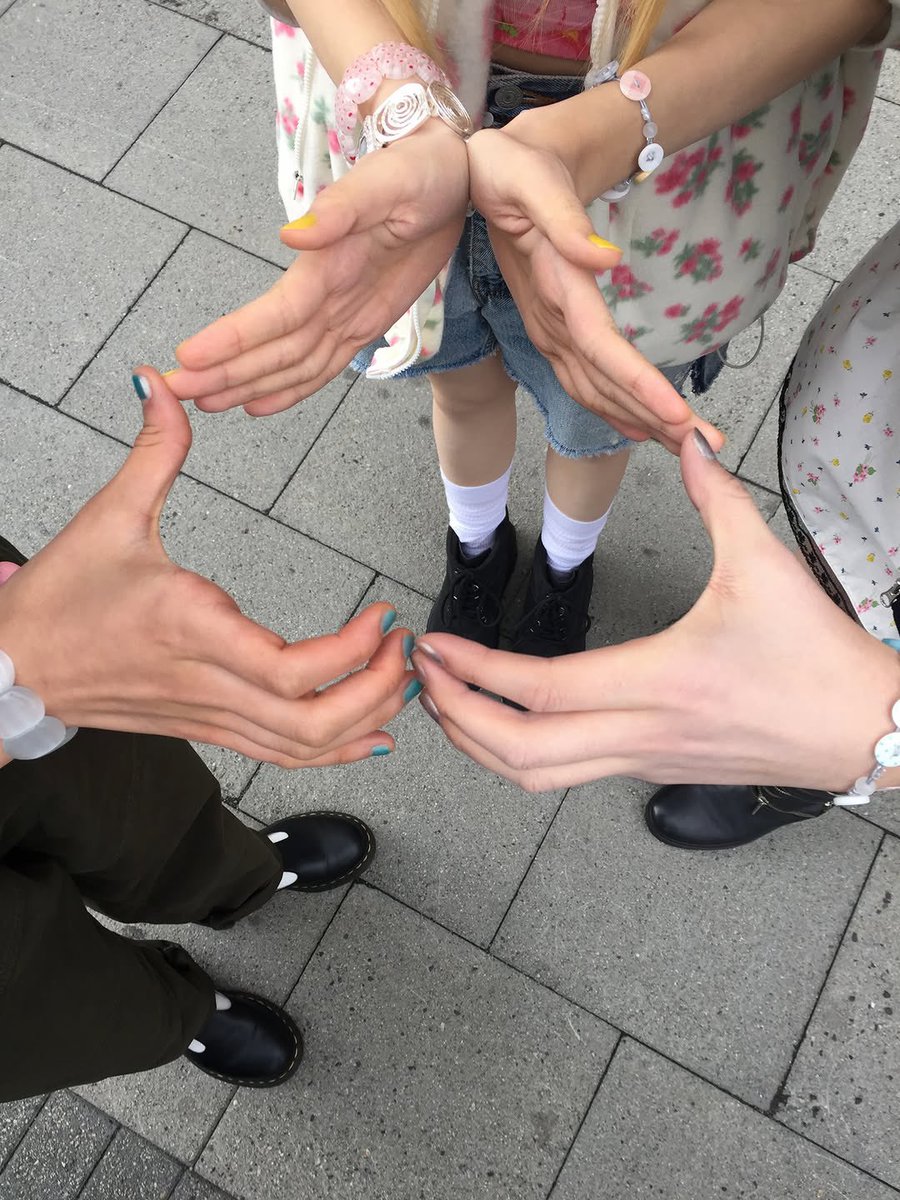 tuidejeans's tweet photo. Girlies having their own time 💛💚💛

#TUIDE #튜이드 https://t.co/K5xNMMhAxC