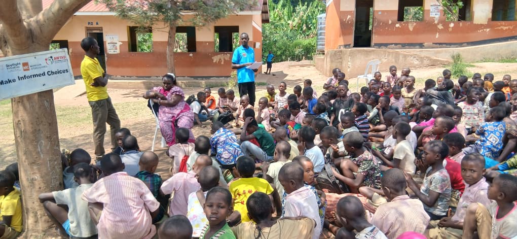 AWYAD_UG's tweet photo. What if every child knew their rights and felt confident enough to speak up when those rights are violated?

Hundreds of children in Kyaka II and Oruchinga Refugee Settlements are gaining the knowledge and confidence to claim their rights, report abuse, and seek support when they need it.

Through child rights awareness sessions, children learned about their rights to: 

📚 Education
🛡️ Protection
🗣️ Participation
🏥 Healthcare
🤝 Equality

When children know their rights, they are better protected. When communities understand their responsibilities, they become stronger advocates for children's wellbeing.

Together, we are building communities where every child is safe, heard, respected, and empowered to thrive.

Know your rights. Protect your rights. Respect the rights of every child.

This impact is being achieved through the #INSPIREProject, implemented by @AWYAD_UG, with support from the @DutchMFA   and in partnership with @WarChildAlliance.

Working alongside @UNHCR, the UN Refugee Agency, @Office of the Prime Minister Uganda (OPM), District Education Offices, schools, Child Protection Committees, Refugee Welfare Councils, and community leaders to create safer and more protective environments for children. 

#ChildRights #ChildProtection #EducationForAll #ChildrenMatter  #RefugeeResponse #ChildParticipation 

#AWYADAT10