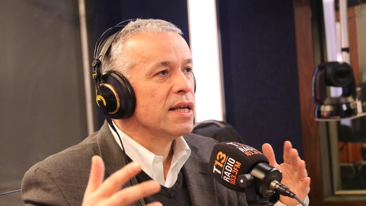 Tele13_Radio's tweet photo. 🎙️ En la FEN “ha habido un proceso de reconstrucción (...). Y eso significa que hay que madurar. Lo que hicimos en el pasado para salir del fondo de las trincheras ya no es lo que se necesita”: Óscar Landerretche, decano de la @fenuchile.

En vivo en https://t.co/ElEeQ3tdYC https://t.co/yx0zNwDRHW