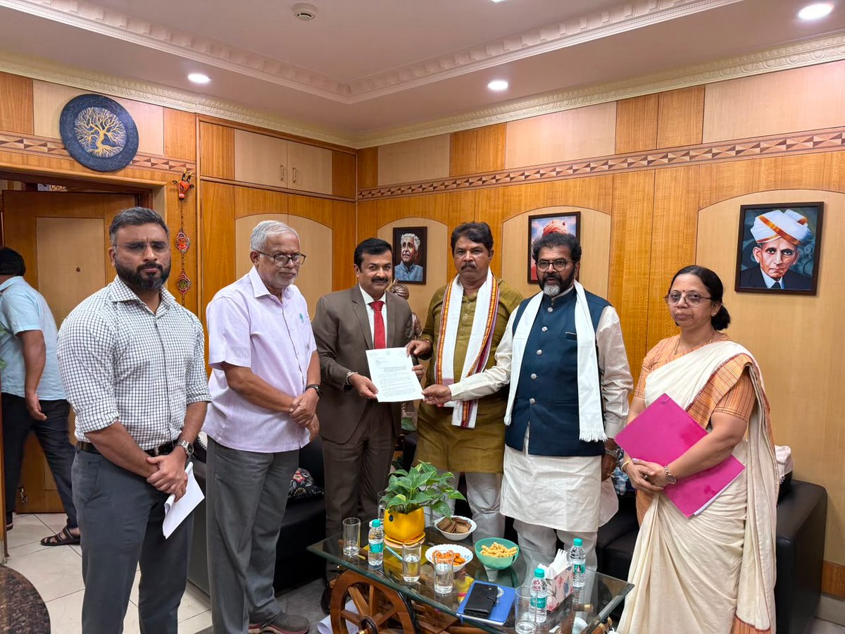 BJP4Karnataka's tweet photo. ಕೆಪಿಎಸ್‌ಸಿಯ ಪಶುವೈದ್ಯಾಧಿಕಾರಿಗಳ ನೇಮಕಾತಿಯಲ್ಲಿ ಭ್ರಷ್ಟಾಚಾರ ನಡೆದಿರುವ ಹಿನ್ನೆಲೆಯಲ್ಲಿ ಪ್ರತಿಪಕ್ಷ ನಾಯಕರಾದ ಶ್ರೀ @RAshokaBJP ಮತ್ತು ವಿಧಾನ ಪರಿಷತ್‌ ವಿಪಕ್ಷ ನಾಯಕರಾದ ಶ್ರೀ @NswamyChalavadi ಅವರು ಇಂದು ಕೆಪಿಎಸ್‌ಸಿ ಕಾರ್ಯದರ್ಶಿಯವರನ್ನು ಭೇಟಿ ಮಾಡಿ, ಆಂತರಿಕ ತನಿಖೆಯನ್ನು ತಕ್ಷಣವೇ ರದ್ದುಗೊಳಿಸಿ, ಪ್ರಕರಣವನ್ನು ಸಿಬಿಐಗೆ ಅಥವಾ ಹೈಕೋರ್ಟ್‌ನ ಹಾಲಿ ನ್ಯಾಯಮೂರ್ತಿಯವರ ನೇತೃತ್ವದ ಸ್ವತಂತ್ರ ನ್ಯಾಯಾಂಗ ತನಿಖೆಗೆ ಒಪ್ಪಿಸುವಂತೆ ಒತ್ತಾಯಿಸಿ ಮನವಿ ಸಲ್ಲಿಸಿದರು.

ಈ ಸಂದರ್ಭದಲ್ಲಿ ಶಾಸಕರಾದ ಶ್ರೀ ಸುರೇಶ್‌ ಕುಮಾರ್‌ ಮತ್ತು ಪ್ರಮುಖರು ಉಪಸ್ಥಿತರಿದ್ದರು. 

#CongressFailsKarnataka #KPSCMosa