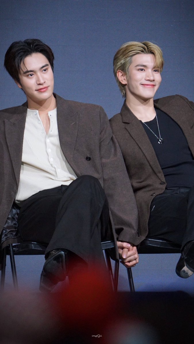 minifot's tweet photo. THEY HELD HANDS?????? geminifourth bpen faen gan ! 🗣🗣🗣 https://t.co/OmWmQRRHUI