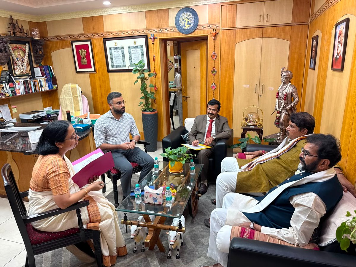 BJP4Karnataka's tweet photo. ಕೆಪಿಎಸ್‌ಸಿಯ ಪಶುವೈದ್ಯಾಧಿಕಾರಿಗಳ ನೇಮಕಾತಿಯಲ್ಲಿ ಭ್ರಷ್ಟಾಚಾರ ನಡೆದಿರುವ ಹಿನ್ನೆಲೆಯಲ್ಲಿ ಪ್ರತಿಪಕ್ಷ ನಾಯಕರಾದ ಶ್ರೀ @RAshokaBJP ಮತ್ತು ವಿಧಾನ ಪರಿಷತ್‌ ವಿಪಕ್ಷ ನಾಯಕರಾದ ಶ್ರೀ @NswamyChalavadi ಅವರು ಇಂದು ಕೆಪಿಎಸ್‌ಸಿ ಕಾರ್ಯದರ್ಶಿಯವರನ್ನು ಭೇಟಿ ಮಾಡಿ, ಆಂತರಿಕ ತನಿಖೆಯನ್ನು ತಕ್ಷಣವೇ ರದ್ದುಗೊಳಿಸಿ, ಪ್ರಕರಣವನ್ನು ಸಿಬಿಐಗೆ ಅಥವಾ ಹೈಕೋರ್ಟ್‌ನ ಹಾಲಿ ನ್ಯಾಯಮೂರ್ತಿಯವರ ನೇತೃತ್ವದ ಸ್ವತಂತ್ರ ನ್ಯಾಯಾಂಗ ತನಿಖೆಗೆ ಒಪ್ಪಿಸುವಂತೆ ಒತ್ತಾಯಿಸಿ ಮನವಿ ಸಲ್ಲಿಸಿದರು.

ಈ ಸಂದರ್ಭದಲ್ಲಿ ಶಾಸಕರಾದ ಶ್ರೀ ಸುರೇಶ್‌ ಕುಮಾರ್‌ ಮತ್ತು ಪ್ರಮುಖರು ಉಪಸ್ಥಿತರಿದ್ದರು. 

#CongressFailsKarnataka #KPSCMosa