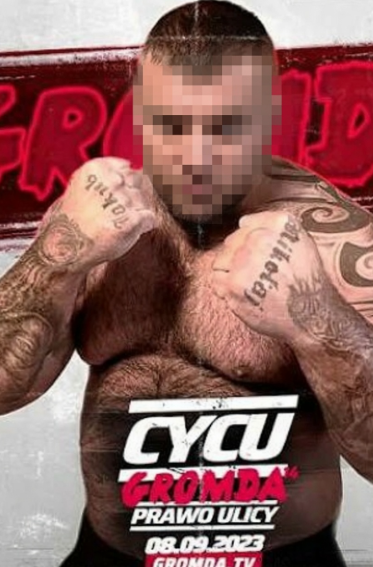 WypartowiczBa's tweet photo. Gratulacje oparcia całej promocji nadchodzącej gali na kwestiach narodowościowych. Teraz wasz zawodnik bije kobietę i napada na parę Ukraińców, bije kobietę. Zaraz napiszecie, że nie macie z tym nic wspólnego.

cc: @KotulaKat, @w_zurek, @CTomczyk, @ZandbergRAZEM, @donaldtusk, @michaldworczyk, @sikorskiradek, @sjkaleta