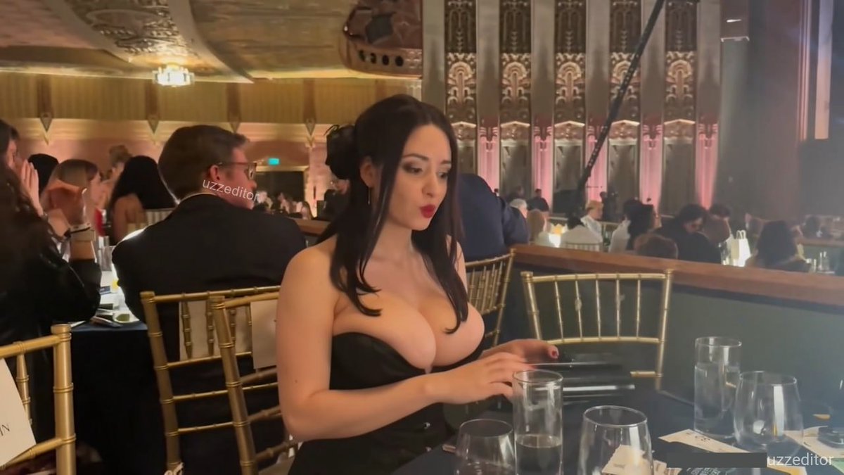 uzz_editor's tweet photo. Sweet Anita at the Streamer Awards https://t.co/C4Kh7hjoza