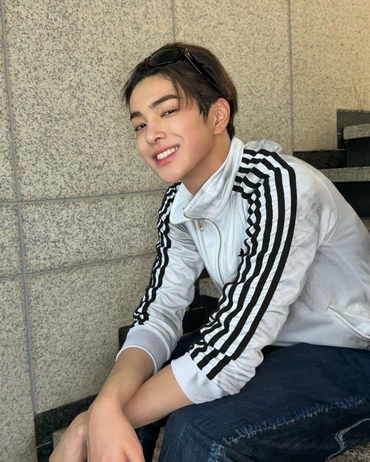 abxxxthe's tweet photo. 내가 좋아하는 안거노 
걍존나cool함..
근데너무쿨한나머지엄성연이헤어지자하면ㅇㅇㅋ이럴것같아서무서움; https://t.co/PPKoOBFF8k
