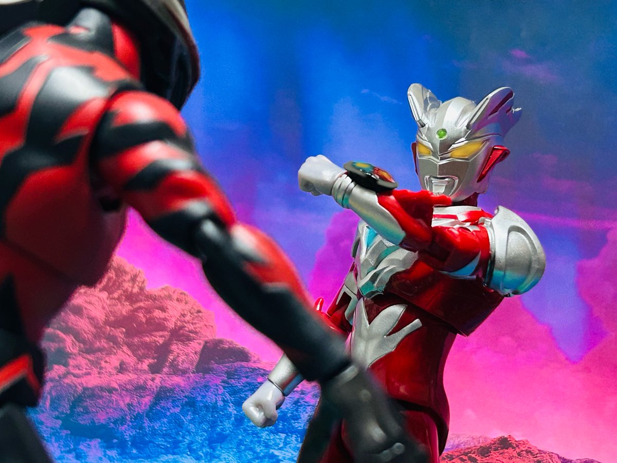 HGUC_SUYAPI's tweet photo. 「なんだ…その姿は…！？」
「見せてやるぜベリアル…！これが俺たちが紡いできた光の絆だ！！」

#ウルトラアーツ
#ウルトラアクションフィギュアNEO
#夜のフィギュア撮影会
#ちいさな巨大特撮 https://t.co/tbcbhlSfCG