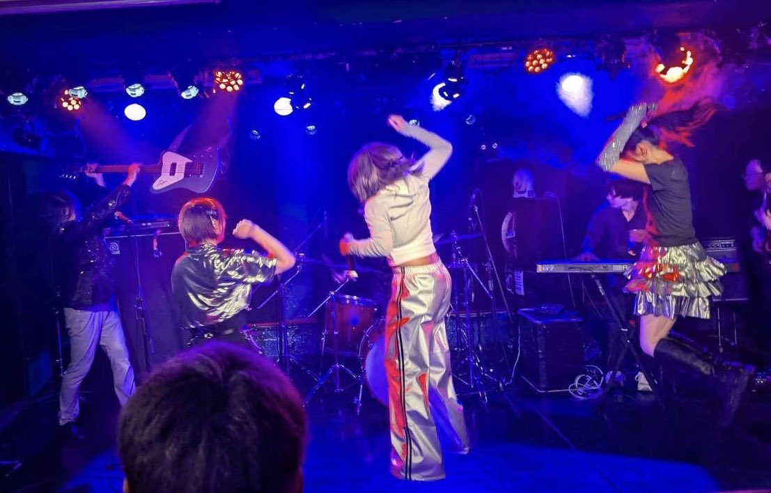 h_mikity37's tweet photo. 昨日はNo Beer No Life@巣鴨獅子王でモーニング娘。バンドで出演しました！
ノービアでたくさん盛り上がってもらえたのも嬉しいし、何より自分が楽しかった🥰
ジャンプしてるお写真でジャンプ出来てなかったw

『ザ☆ビ〜ル！』のミキティでした〜🙋‍♀️ https://t.co/jetd3hAqqM