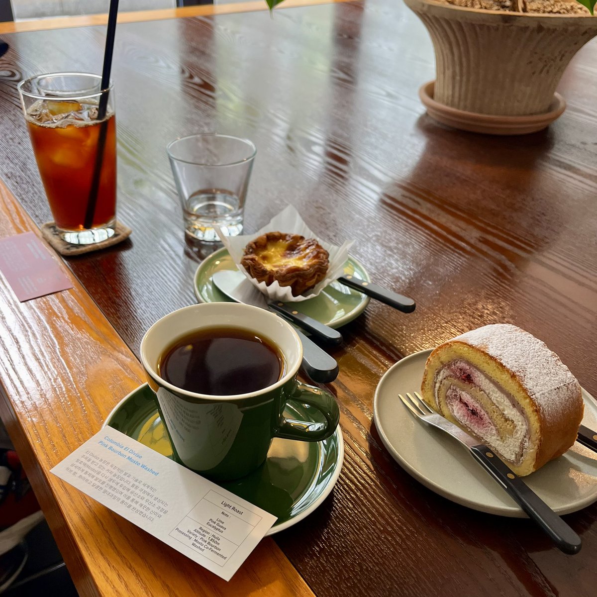 flowcoffeejp's tweet photo. 先週、子どもたちが夏休みに入ったこともあり、韓国・釜山へ家族旅行に行ってました。釜山では、家族の理解もあり、限られた時間の中で、aery coffee、blackup coffee、hytte roasteryという、3つの素晴らしいお店のコーヒーを味わうことができました。コーヒーの方向性も、お店の雰囲気も、それぞれ https://t.co/l8ndSiSoBJ