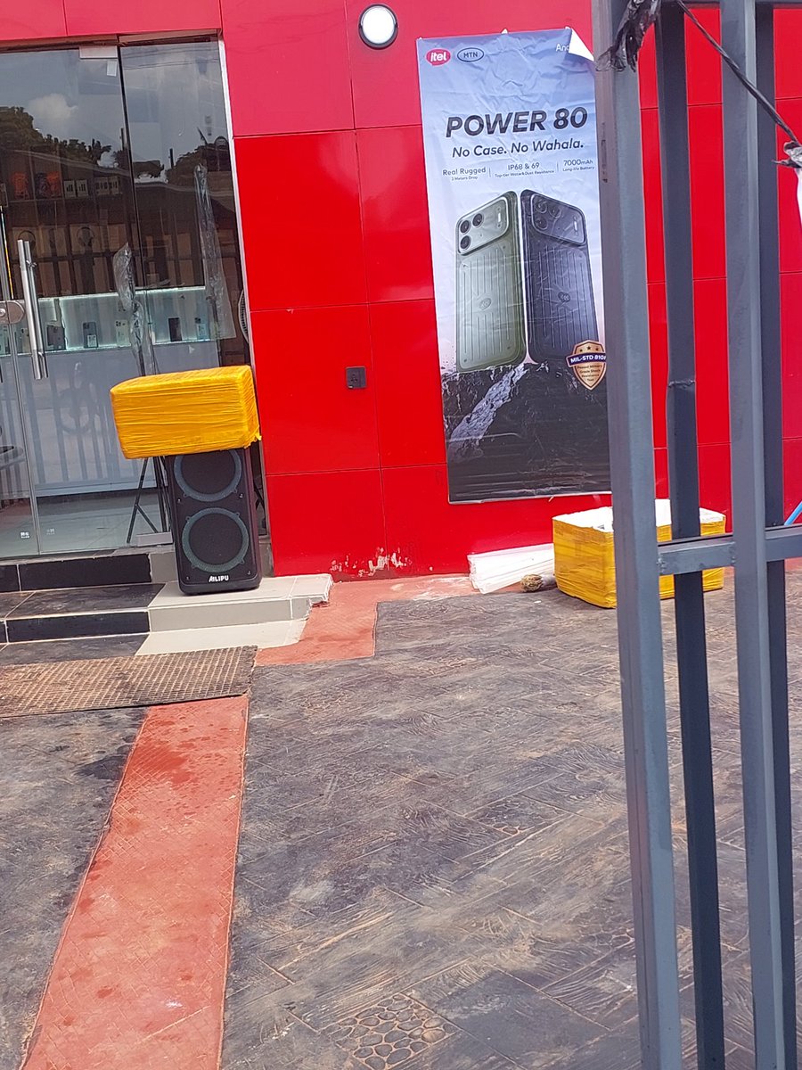 GodwinSele's tweet photo. Heard there's a newly opened gadget store in a neighbouring city.. 👀
You already know I wasn't sitting at home.
Took a little trip to see if the Power 80 had made its way there..

And since the hunt keeps getting better, I cooked up this design.

#Power80StreetHunt #itelPower80 https://t.co/xLmDQHOnqn