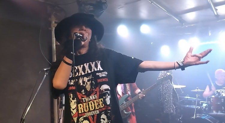 KK_paradox's tweet photo. 7月25日(土)@緑橋　戦国大統領
THE FLYING PANTS

バンド的には軽いアウェイ感。
だが、それがいい🖖
紫のパンツ大合唱もええ感じでした。

ゼロギターお誘いありがとう。
ほんで23周年おめでとう！🎸 https://t.co/i41z54OBl3