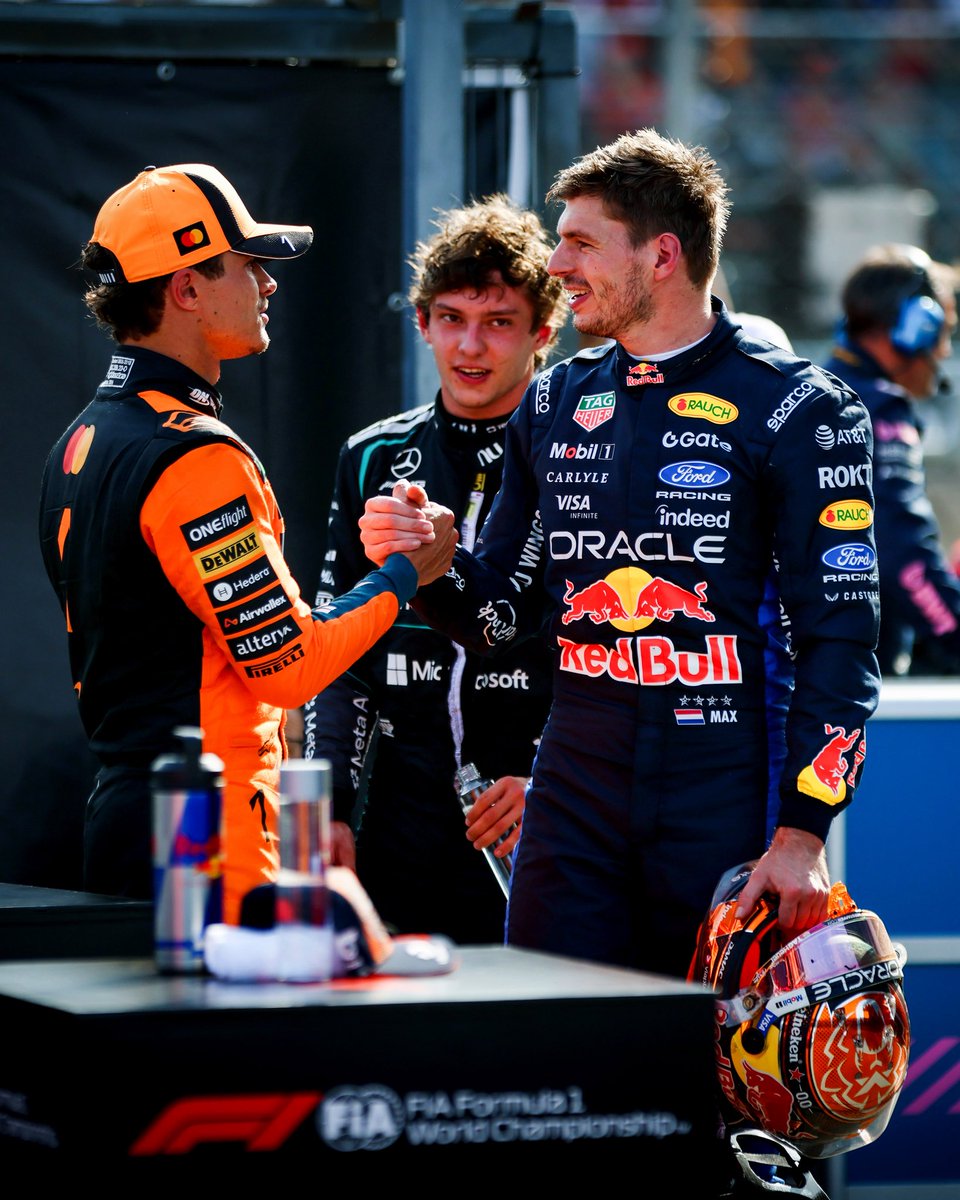 VerstappenCOM's tweet photo. 🤝

#HungarianGP https://t.co/JM41Qm5bJu
