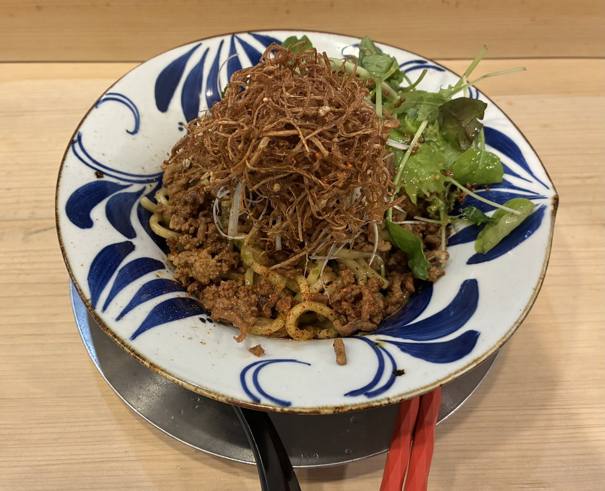 amiczonehell's tweet photo. ラーメンが食べたいより、この料理が食べたいで通っているまである。
お初にお目にかかったマスタードのかかった野菜たちがアクセントになって、いつもに増して感動的。
カラシビパクチーベースの汁なしマーラー麺！
#すばる食堂 https://t.co/WyW6jfbRZ7