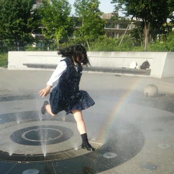 ab3iym's tweet photo. ＷＥＴ【８】

こういうのが好き(^^♪
制服のまま水遊び！！
青春でしかない・・・この一瞬＾＾
濡れて色が変わるくらい楽しく遊んでいるのを見るのが好きー☆
#ＷＥＴ　#制服噴水　#噴水水遊び　#制服ＷＥＴ https://t.co/C1RdcXpvQP