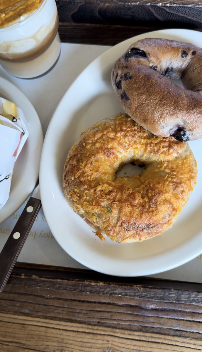 jjiibbjjiibb's tweet photo. ชอบขนมปังงับ 😋😋😋

🥯 Bagel
🥖 Sourdough 
🍞 Cream Cheese Garlic Bread
🥐 Shio Pan https://t.co/DSfgsJYhn7