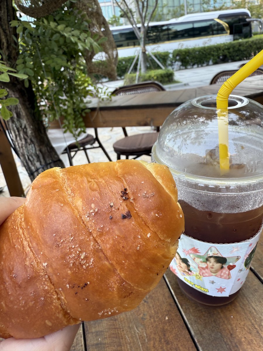jjiibbjjiibb's tweet photo. ชอบขนมปังงับ 😋😋😋

🥯 Bagel
🥖 Sourdough 
🍞 Cream Cheese Garlic Bread
🥐 Shio Pan https://t.co/DSfgsJYhn7