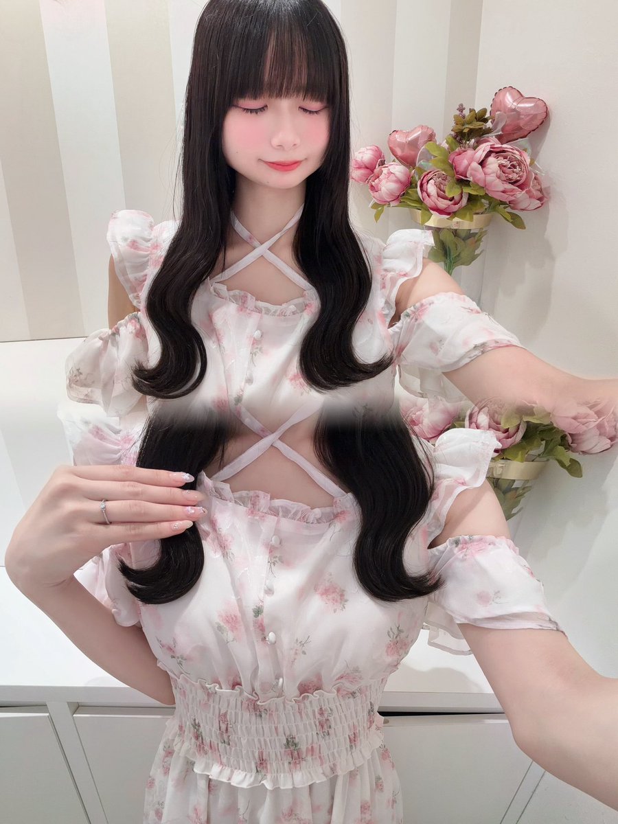 evelyn_tokyo's tweet photo. evelyn天王寺店♡
⁡
✧︎*。New Arrival ✧︎*。
⁡
·̩͙꒰ঌ┈┈┈┈┈┈┈┈┈┈┈┈໒꒱·̩͙
⁡
 #クロスフラワーロングOP
  color : PI/YE/LV
 ￥11,800-(taxin)
⁡
·̩͙꒰ঌ┈┈┈┈┈┈┈┈┈┈┈┈໒꒱·̩͙
⁡
クロスデザインと花柄がかわいいガーリー系ロングワンピース💘︎︎◝✩
肩フリルで二の腕も細見えします>⩊<✨
