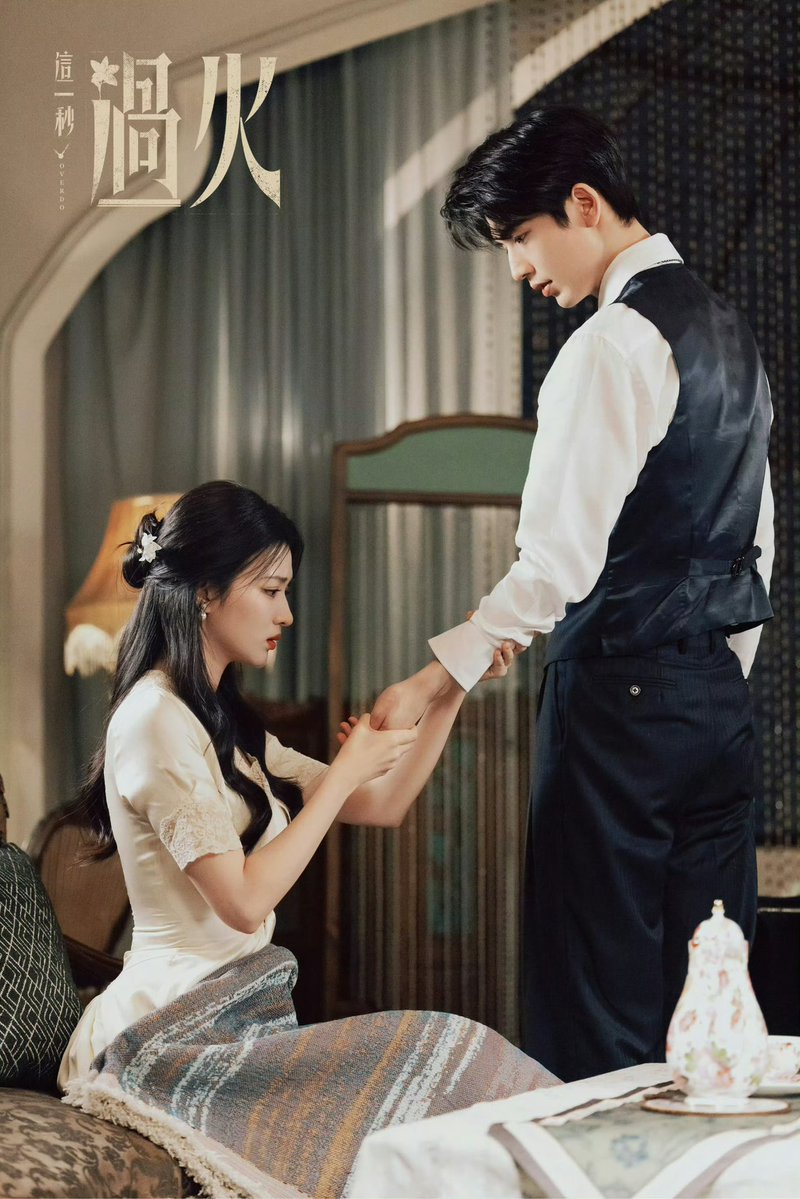 PG0215's tweet photo. Hot Search : "กระแสตอบรับของละครใหม่จางหลิงเฮ่อ–หวังฉู่หรันพลิกกลับในทางบวก"

"ใครจะเข้าใจว่าดู Overdoแล้วติดขนาดไหนตอนเพิ่งเริ่มออนแอร์ ฉันก็ยังเชื่อตามกระแสในเน็ตและรอดูท่าทีอยู่ พอกดดูไปสองตอน กลับรู้สึกว่าพล็อตมีมิติและมีชั้นเชิงมาก

โดยเฉพาะความสัมพันธ์แบบรักปนแค้นของชิงอี้กับซู่ซู่ที่ดึงอารมณ์มาก ฉากเข้าคู่ของจางหลิงเฮ่อกับหวังฉู่หรันก็เคมีและแรงปะทะเต็มสุด ยิ่งดูต่อยิ่งหยุดไม่ได้ ตอนนี้เพื่อนหลายคนที่เคยบ่นตอนแรกก็เริ่มอดนอนรอดูตอนใหม่กันแล้ว พูดได้แค่ว่า หอมจริง"

//เริ่มมีกระแสกลับด้านจากช่วงแรกๆแล้ว นี่อ่านใน Weibo คนชมก็เยอะ ถ้าไม่ติดความอคติ