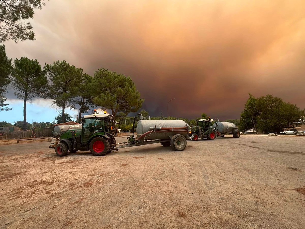 coordinationrur's tweet photo. 🟡 FACE AUX INCENDIES, LA SOLIDARITÉ DU TERRAIN EST À L'ŒUVRE.

Alors que de violents incendies frappent plusieurs départements, notamment la Gironde, les Landes, la Corse, l'Aude, les Bouches-du-Rhône, le Var, l'Hérault et les Pyrénées-Orientales, la Coordination Rurale tient à saluer toutes celles et ceux qui sont mobilisés pour protéger les populations, les exploitations et nos territoires.

🚜 Merci aux agriculteurs, qui mettent leurs tracteurs, tonnes à eau, déchaumeurs et leur parfaite connaissance du terrain au service de la lutte contre les flammes.

🚒 Merci aux sapeurs-pompiers, professionnels et volontaires, qui combattent sans relâche ces incendies.

👮 Merci aux forces de l'ordre, aux services de secours, aux collectivités, aux entreprises privées qui apportent des moyens matériels, ainsi qu'à tous les citoyens qui prêtent main-forte lorsque cela est nécessaire.

Dans ces moments difficiles, ce sont les femmes et les hommes de terrain qui répondent présents. Ceux qui connaissent le territoire, qui agissent avec courage et qui, chaque jour, démontrent l'importance de ces métiers essentiels.

La solidarité est indispensable, mais elle doit toujours s'exercer dans le respect des consignes des autorités et en parfaite coordination avec les services de secours. Ne vous mettez pas en danger : chaque intervention doit être organisée pour être efficace et garantir la sécurité de tous.

🟡⚫️ À toutes celles et ceux qui sont engagés sur le terrain pour protéger les habitants, les exploitations agricoles et notre patrimoine naturel, la Coordination Rurale adresse son soutien, sa reconnaissance et ses encouragements.

Prenez soin de vous et restez prudents.

#CoordinationRurale #Incendies #Solidarité #Agriculteurs #Pompiers #ProtectionCivile #Territoires
